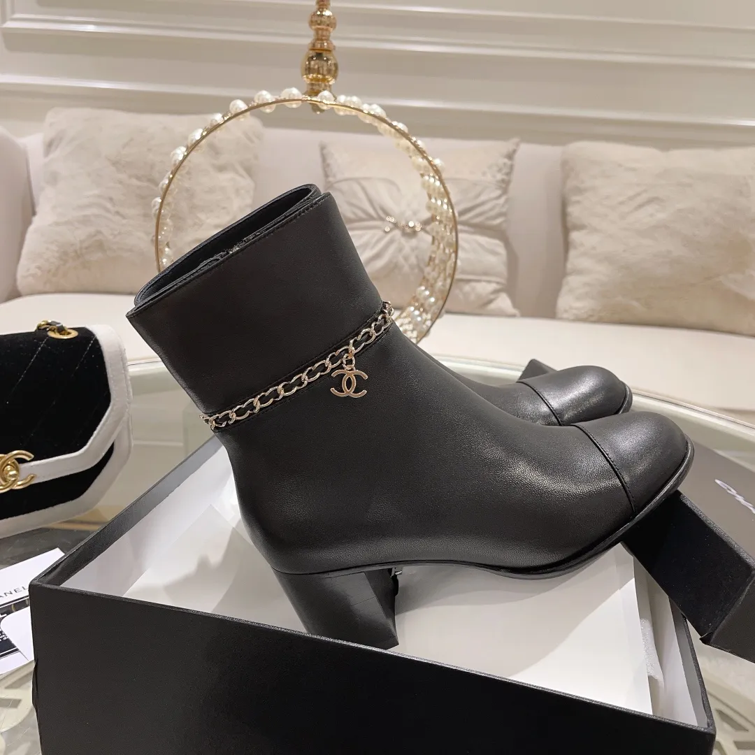 Factory direct sales p700🐘🐘women's shoes women's clothing 2025 Xiaoxiang chanel high-quality counter-level 𝙎𝙡𝙞𝙣𝙜-𝙗𝙖𝙘𝙠🌈〰͏ chanelaa® Xiaoxiang new chain ⛓️skinny leg short boots top purchasing agent level rare items new🍾✨ ━━━━━ ЅᏇєєt ━━━━━ 🍒 Upper: Calfskin imported from Italy ➕Chanel’s unique chain element Lining: Imported comfortable and soft sheepskin lining for foot pads Outsole: Exclusive molding of genuine leather outsole imported from Italy Color: black/white/apricot Size: 34 to 40 (34, 41, 42 are customized and non-returnable and non-exchangeable) Packaging: The latest complete set of packaging from the counter shoe industry
